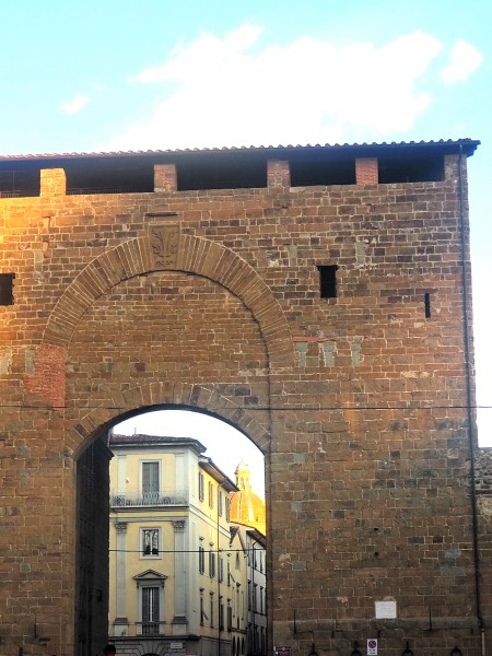 4. Porta San Frediano, sullo sfondo la Chiesa del Cestello