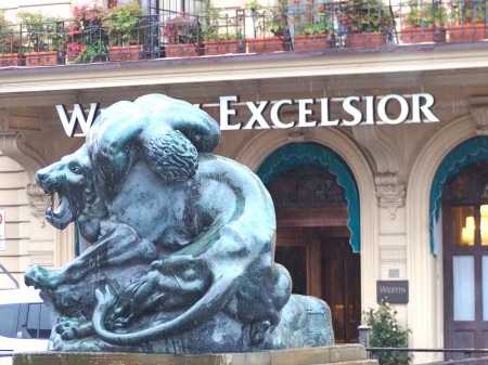 47-piazza-ognissanti-il-bronzo-ercole-in-lotta-con-il-leone-davanti-allhotel-excelsior