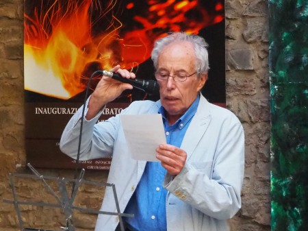 Roberto Mosi davanti al Circolo degli Artisti alla inaugurazione della Mostra su Dante Alighieri